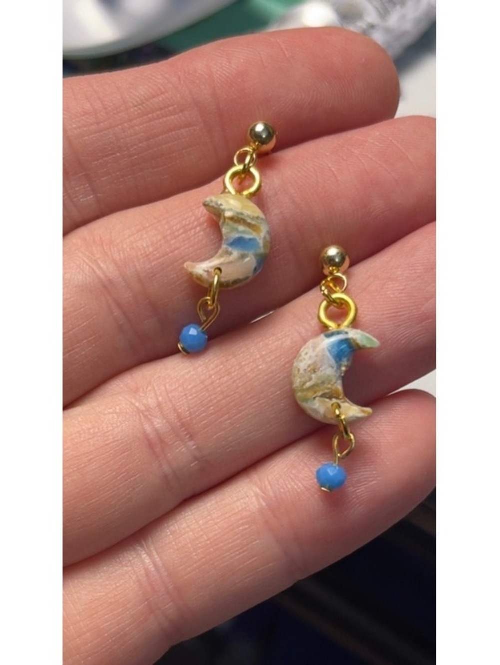 Månglimt | Faux Stone Crescent Moon Dangle Earrings